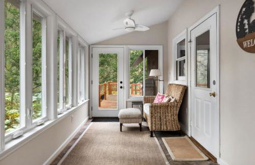 Loft Wood Stove Fire Pit Grill & Deck on Creek - Foto 29