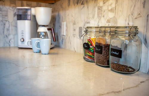 New Farmhouse, King Beds, Game Room, Hot Tub & View! - Foto 43