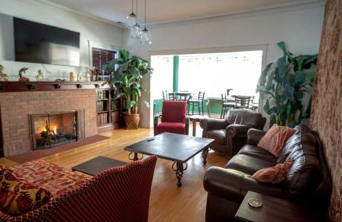 Bootlegger House Sleeps 10-20 Free TV & Parking - Foto 1