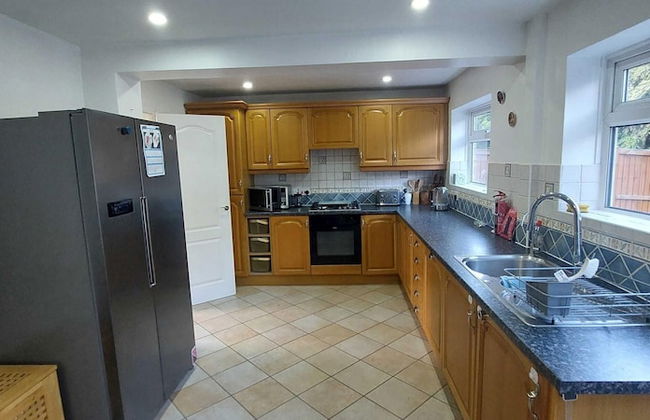 Luxury 5 Bedroom 2 BA House with Parking - Foto 18