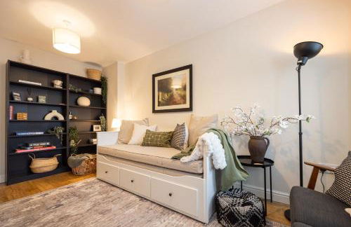 Luxury Spacious 3-Bed City Oasis Just 10 Mins from Centre with Free Parking - Foto 7