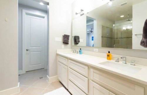 Stunning Townhome Near Uptown - Photo 21