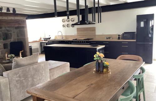 Maison de campagne, 136 M2, 4 pers, grande pièce de vie, 2 chambres, 2 salons, Cantal - Photo 1