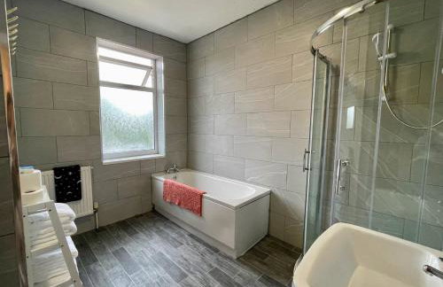 Kimberworth 4 Bedrooms House 8 Beds Close to M1 Suitable For Longer Stay - Foto 19