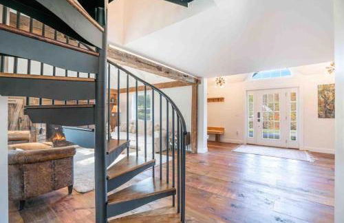 The Villa - Industrial Farmhouse with Hot Tub - Photo 18