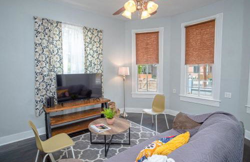 Stunning 2br/1ba Historic Pad Few Steps Downtown - Photo 4