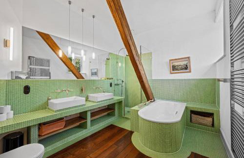 GUT KLETKAMP "Penthouse im Schloss" - Premium-Ferienwohnung mit 5 Schlafzimmern auf 400qm I Kamin I 2 Wohnzimmer I Garten & Terrasse I Wald- und Seeblick I Profi-Küche I 15 Min zur Ostsee I Parkplätze I WLAN - Foto 16