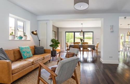 Stunning 5 Bed in the Centre of Bourton! - Photo 34