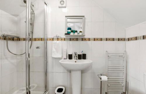 Grab a Deal Today! Massive Home For Contractors & Parking for 4 - Foto 27