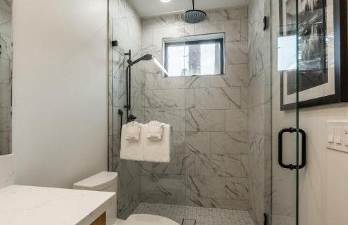 New Luxury 4BR /3BA Obsidian Reserve #110 – Hot Tub, 2-Car Garage, Pool Table, Mount Views! - Foto 29