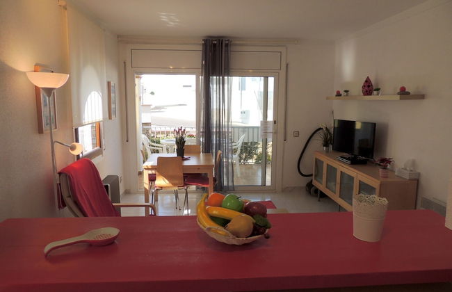 Apartment by Roses Beach With Pool - Photo 9