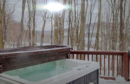 Log Cabin with a Hot Tub in Ellicottville, For Magical Glamping Escapes in New York - Foto 12