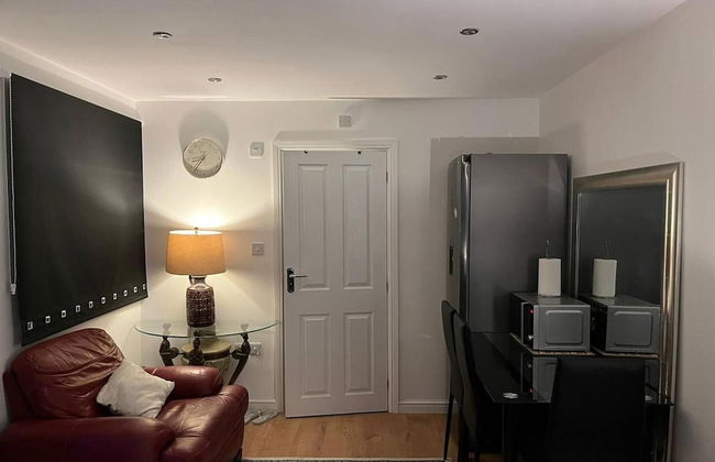 Remarkable 1-bed Studio in Staines - Surrey - Photo 4