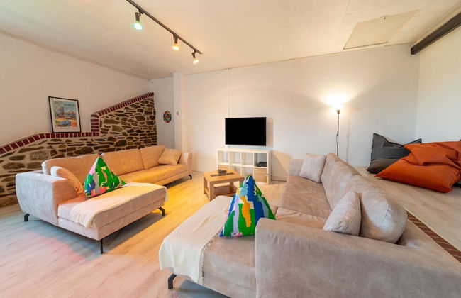 Spacious Villa With Tennis - Photo 18