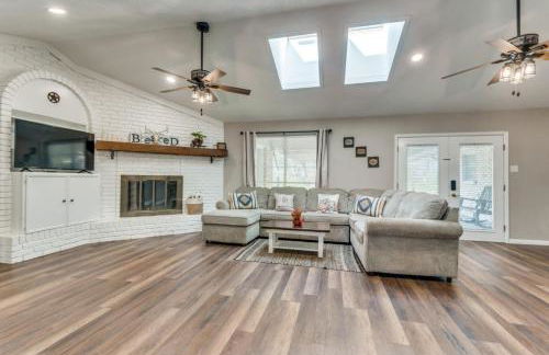 Farmhouse With Amazing Pool at Wester Hills Temple - Photo 4