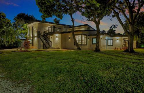 Stunning 2 Story Villa with Pool - Photo 54