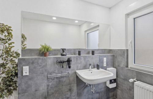 BAT Home Solutions Saarburg Altstadt - alles was ein Hotel nicht bietet - 3 Apartments 45 bis 75 qm für bis zu 12 Personen - direkt unter der Burg - 2 Min zur Altstadt - Weinbergblick, Heimkino und E-Ladesäulen - Foto 25