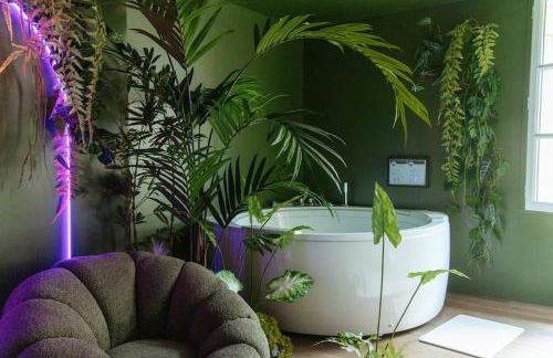 La Suite Chammarzt - Insolite - Escapade à deux -JungleRoom - baignoire balnéo privative - centre historique - Foto 8