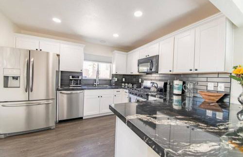 Gorgeous home away from home 3 bed 3 bath W/ pool - Foto 43