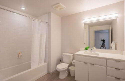 Modern 2BD DT - Balcony, Gym, W-D, Parking - Sleeps 8 - Photo 34