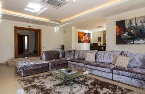 Luxury Villa with Private Pool, Gym & Leisure Room by Gale Beach LM25 - Foto 13