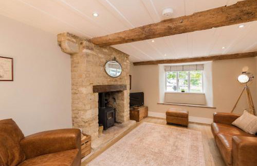 Charming Cotswold Cottage on Church Green, Witney - Photo 6