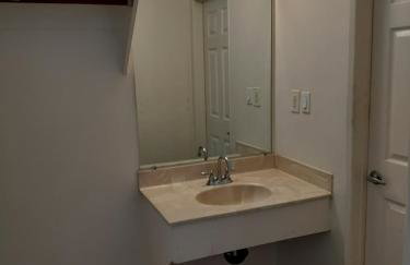 Crown Inn & Suites - Foto 38