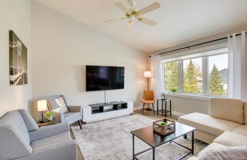 Bright Little Chute Condo with Deck and Yard! - Foto 1