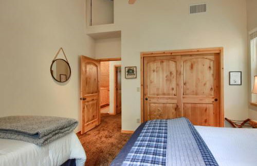 Rivercrest Lodge with Hot Tub-Pool Table-Firepit - Foto 17