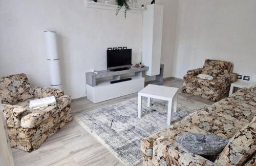 San Miniato 2-Bed Villa Sleeps 6 with Parking - Foto 1