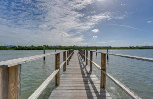 Large Balcony and Water Views Indian Shores Condo! - Foto 30