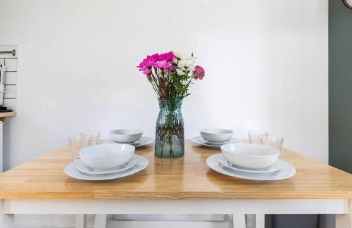 Salisbury 1BDR Apartment, Sleeps 4 - Contractor, Professionals, Family Friendly - Photo 10