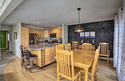 Spacious Ski-inandOut Black Mountain Home with Deck! - Foto 8