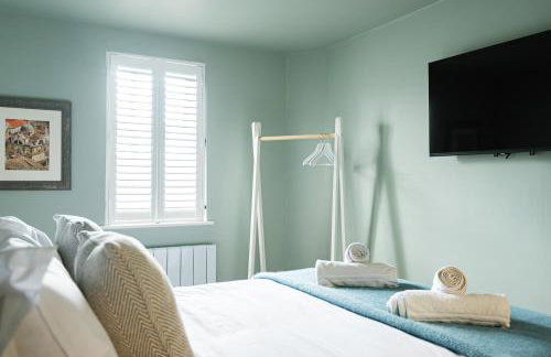 Central Whitchurch - Lowcross House Guest Bedroom 5 - Photo 3