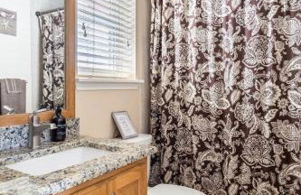 Cozy 3BR Retreat with Outdoor Dining & BBQ Grill - Foto 14