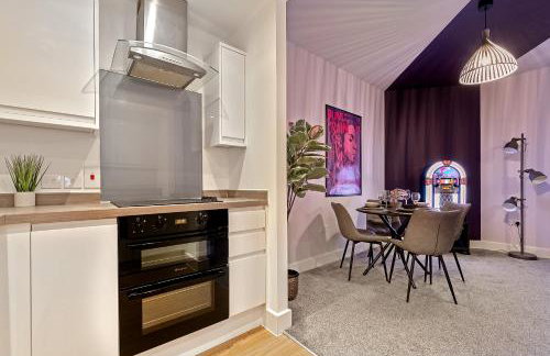 PRIME City Centre Location, THE JUKE BOX SUITE, Secure Gated FREE Parking Space, Unique STYLISH Apartment, AIR CONDITIONING & Two Bathrooms - Photo 24