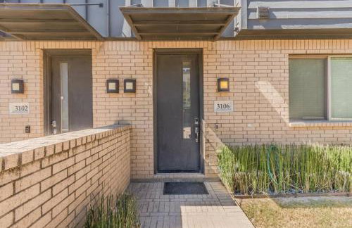 Stunning Townhome Near Uptown - Photo 31