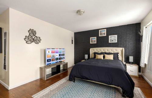 Newark Gem Pearl 3BR, 2BA - Sleeps 10 - Walk to Prudential Center and Newark Penn Station, Near EWR and American Dream Mall, includes WiFi - Laundry - Backyard - Gym - Foto 14