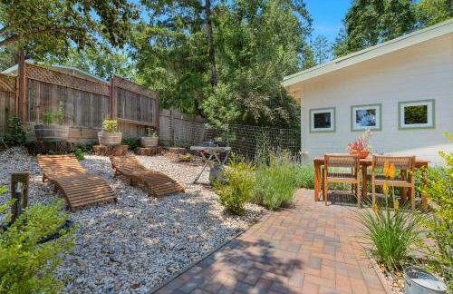 Serene Retreat with Hot Tub - Fire Pit - Deck - Foto 6