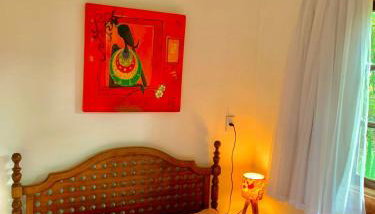 Casa COMPLETA, 2 quartos, Estacionamento GRATUITO, WIFI 300MB, frigobar, microondas, fogão e jardim - Foto 3