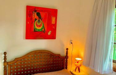 Casa COMPLETA, 2 quartos, Estacionamento GRATUITO, WIFI 300MB, frigobar, microondas, fogão e jardim - Foto 3