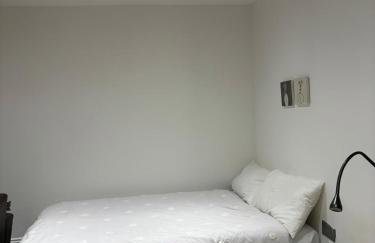 Hendon Basement Studio - Photo 14