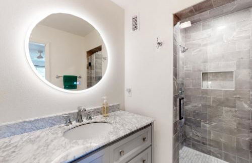 6 Mi to Lake Brookeland Home with Treehouse Vibes - Photo 14