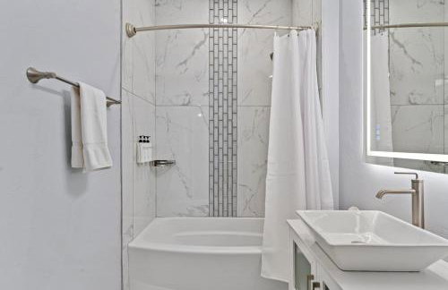 Upscale 2BR suite With Free Parking and Walkable Area - Foto 24