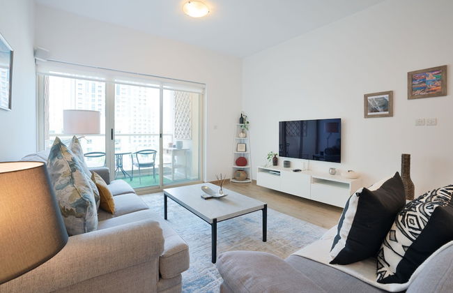 Luxurious Apt with Balcony The Greens Dubai - Photo 1