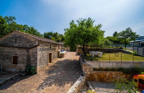 LUXURY VILLA ON SPACIOUS PRIVATE PROPERTY - Photo 55