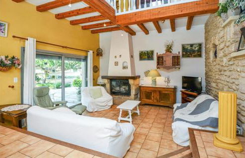 Stunning Home In Pujaut With Kitchen - Photo 2