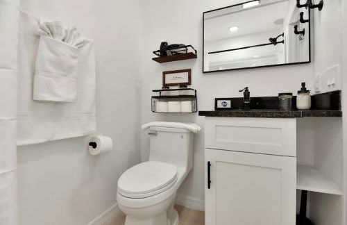 Modern King Suite #12 - Steps to Beach - Foto 8