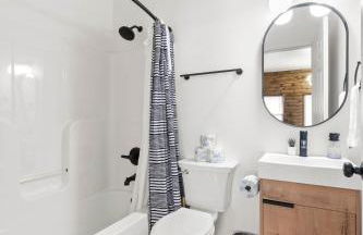 Top-Rated 1BR Near Convention Center & Parking - Foto 12