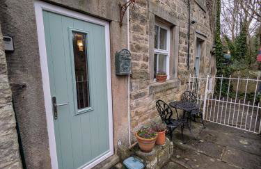 Characterful 2 bed cottage in excellent location - Photo 29